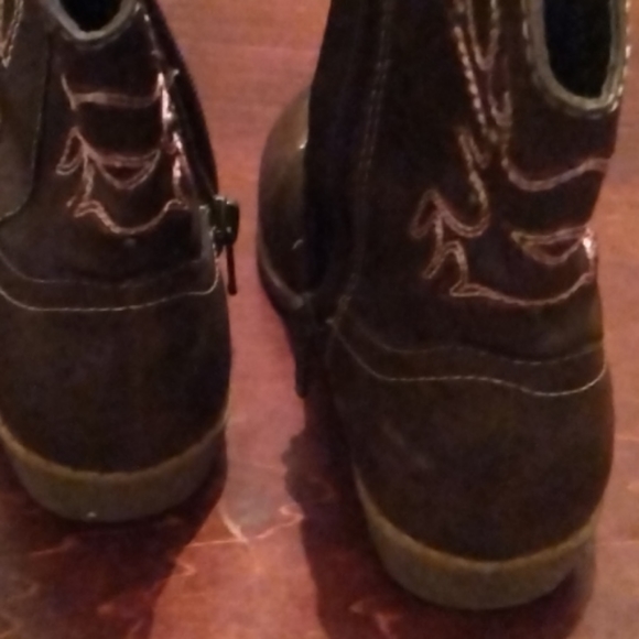 COPY - Boots - Picture 2 of 3